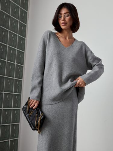 Трикотажный костюм с юбкой серого цвета