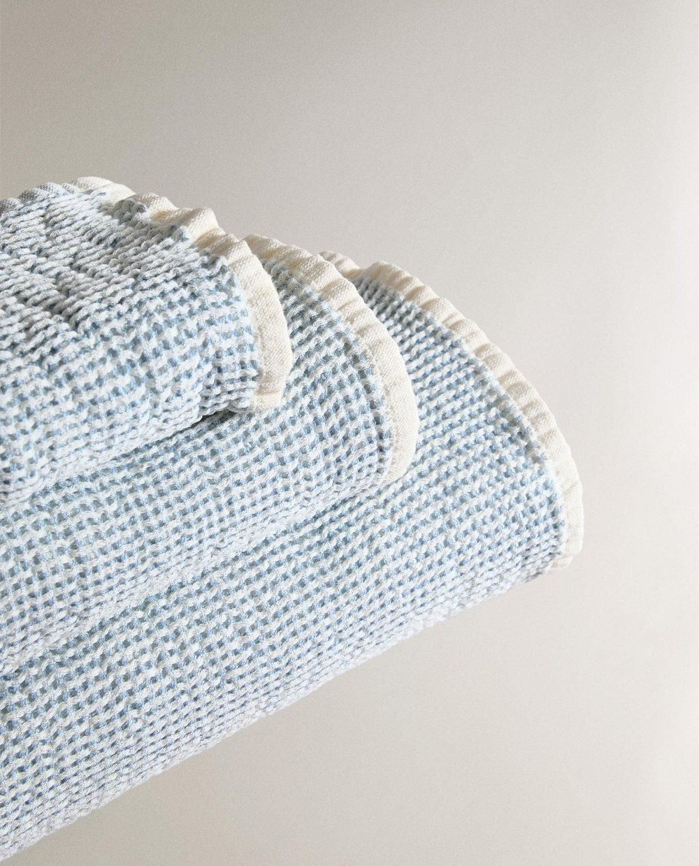 Zara Home - Банное полотенце с тонкой вафельной текстурой, синий, 90х150 см