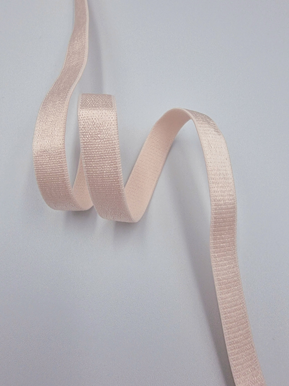 Бретель серебристый пион 10 мм (Pantone 12-1206 TPX)