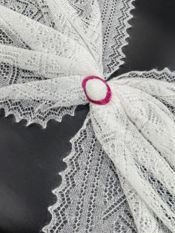 Оренбургский пуховый палантин А16070-02 экрю