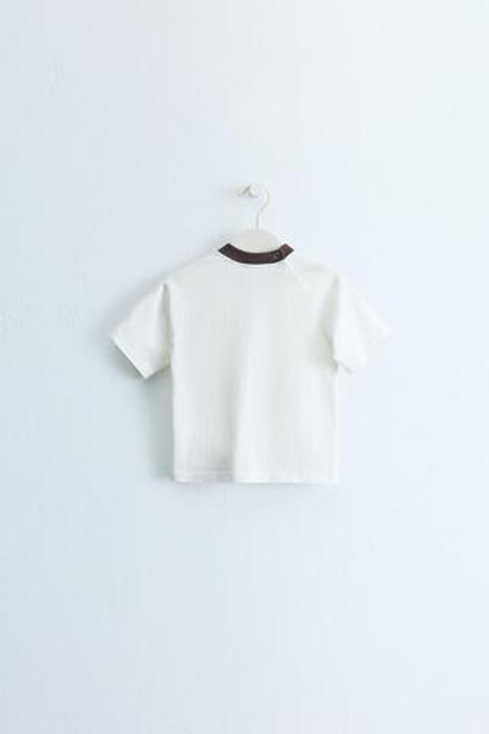 ZARA TIMELESS — ФУТБОЛКА С КОНТРАСТНЫМ ВОРОТНИКОМ, ЭКРЮ