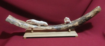 "Охотники", скульптурная композиция из бивня мамонта, рога лося