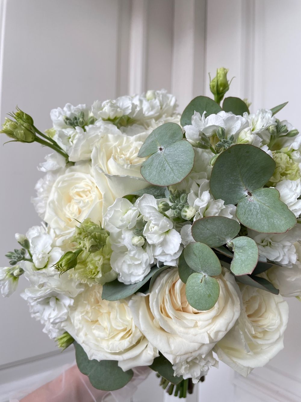 Свадебный букет из лизиантуса, эвкалипта, одноголовых роз и маттиолы