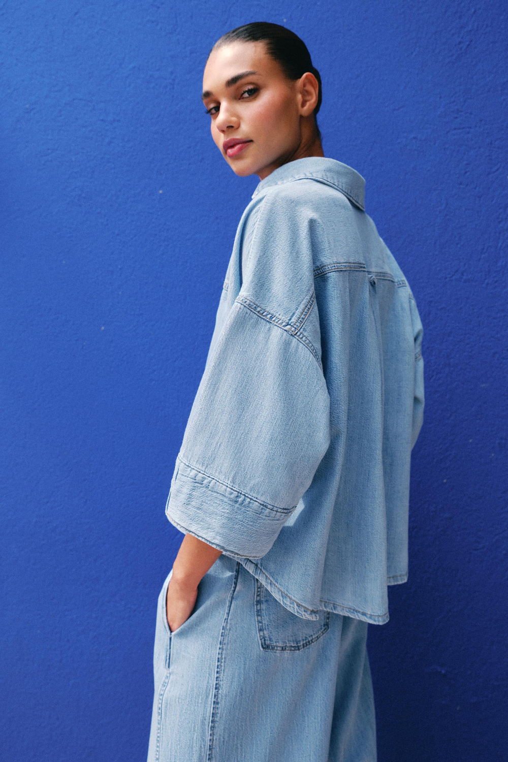 ZARA ДЖИНСОВАЯ РУБАШКА Z1975 С ШИРОКИМИ РУКАВАМИ, ВЫЦВЕТШИЙ СИНИЙ