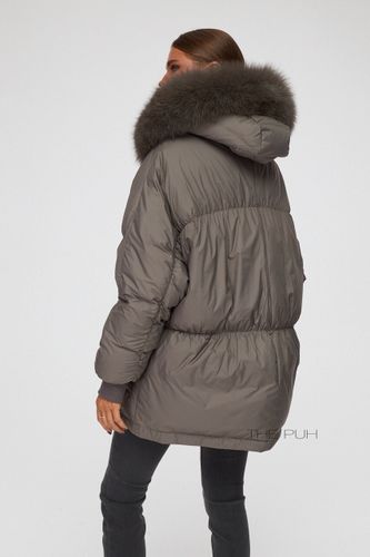 Коричневая объемная куртка с отделкой из меха