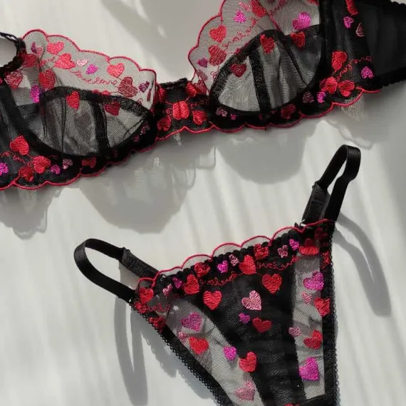 Вышивка на сетке сердечки (правая) 22 см