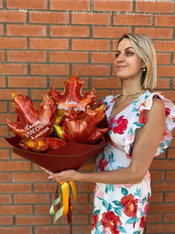 Букет из кленовых листов на 1 сентября