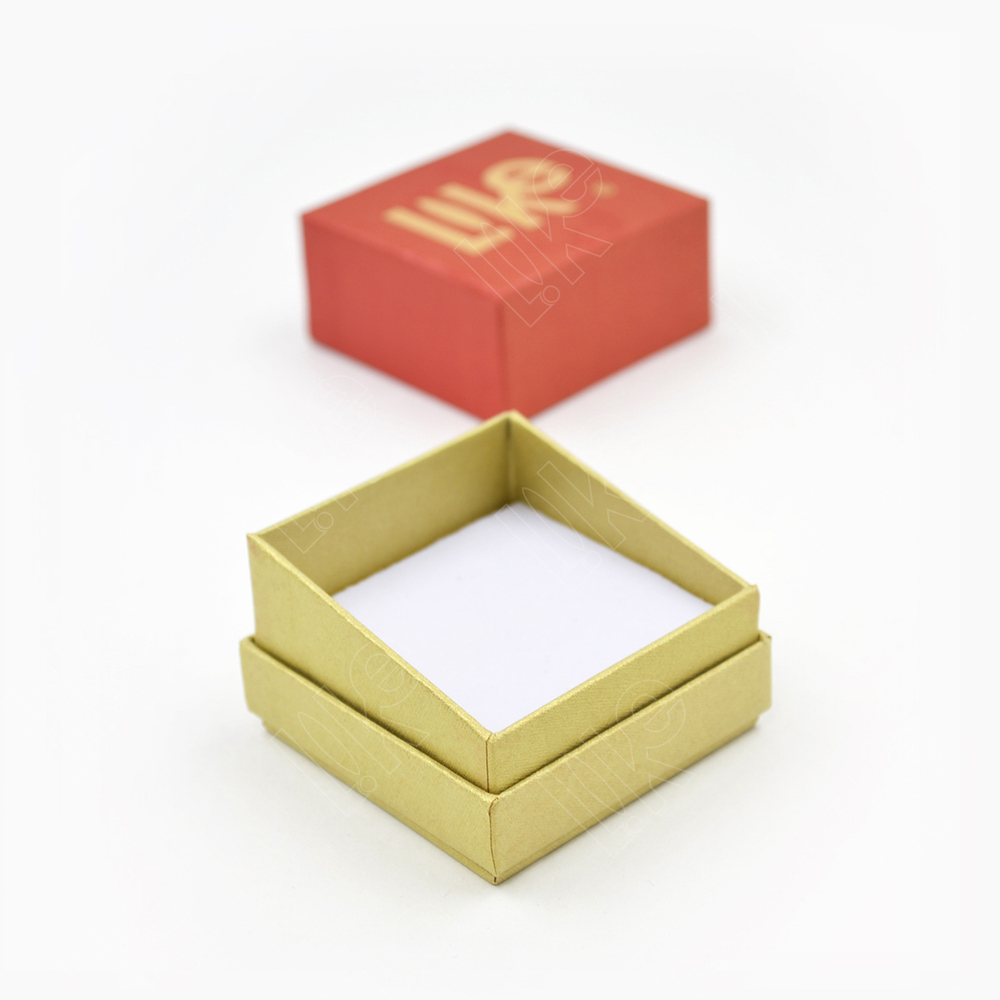 Картонный футляр‑трансформер под кольцо и серьги с логотипом.