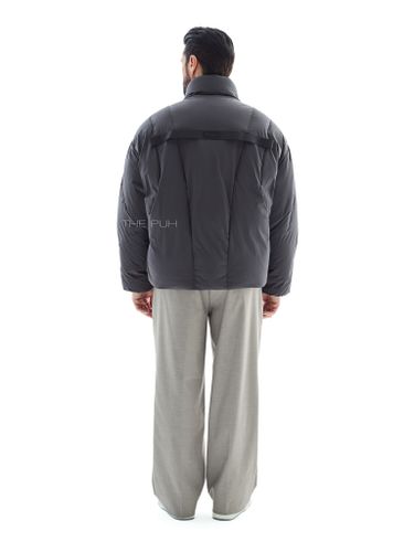 Графитовый короткий пуховик с фигурными швами