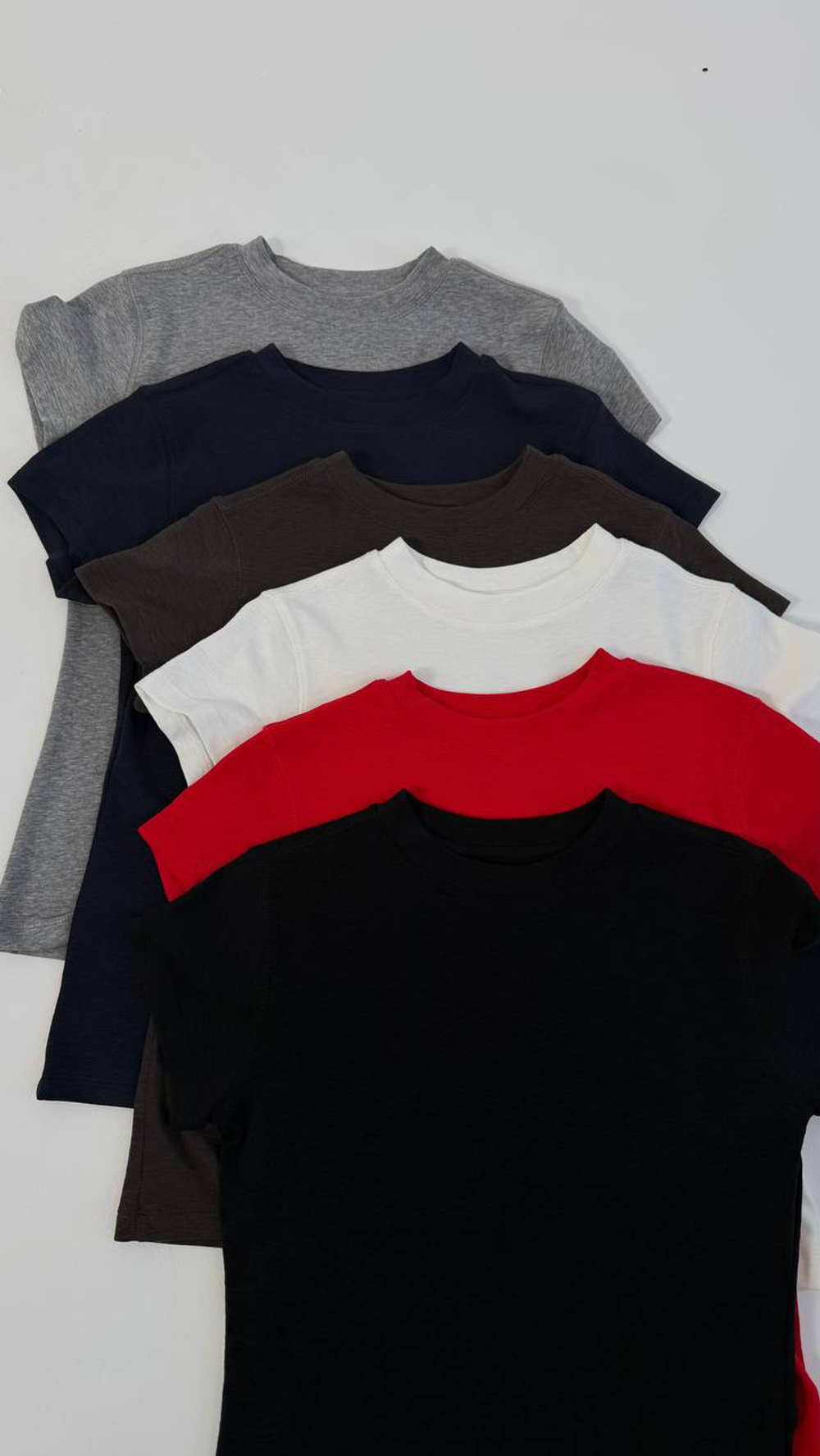 Базовая однотонная футболка в премиум качестве облегающего силуэта