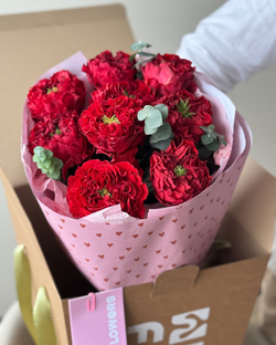 Монобукет из красных пионовидных роз Ред Монстр с эвкалиптом