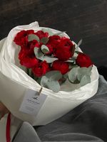 Букет из красных ранункулюсов и эвкалипта