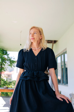 Платье с V-вырезом и поясом-баской из черной крапивы