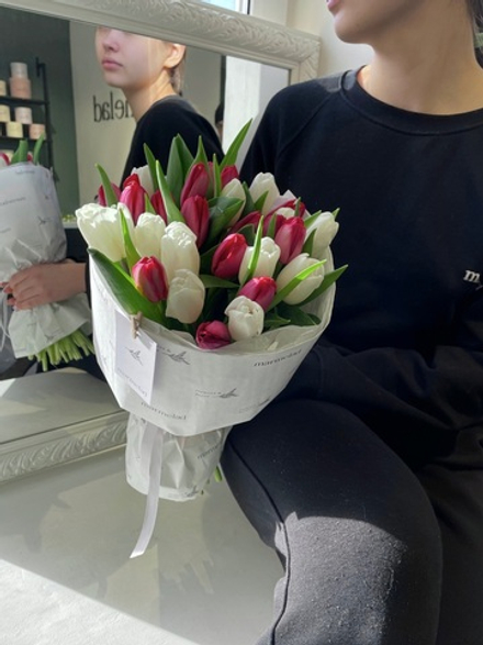 Букет из 25 классических белых и красных тюльпанов доступен к заказу с 3.03.2026