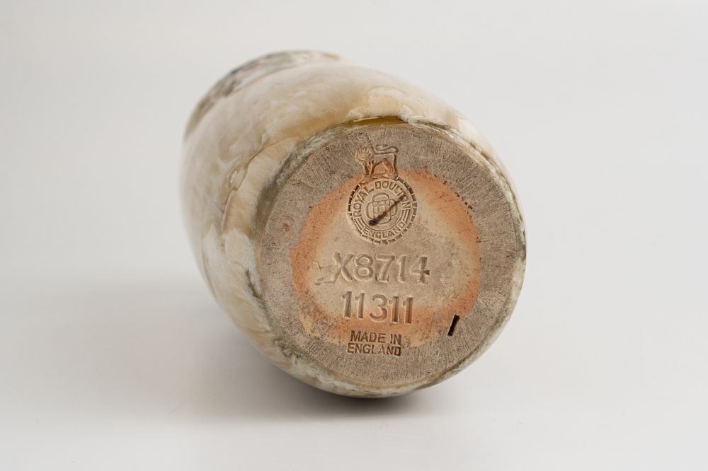 Керамическая вазочка с лепкой из цветов