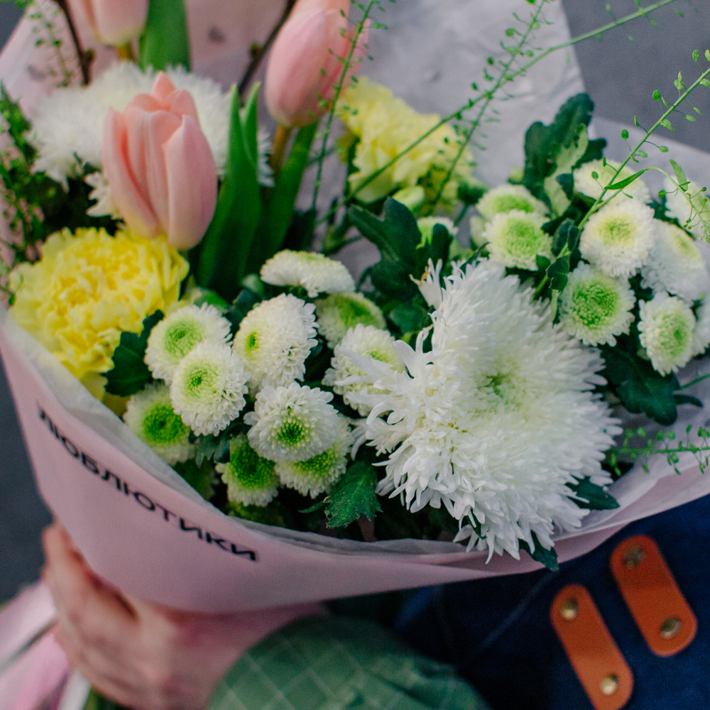 132. Весенний стойкий букет с тюльпанами и ветками вишни