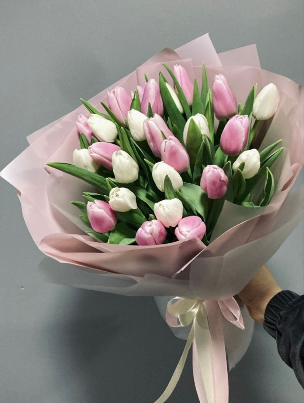25 тюльпанов, микс белых и пудровых