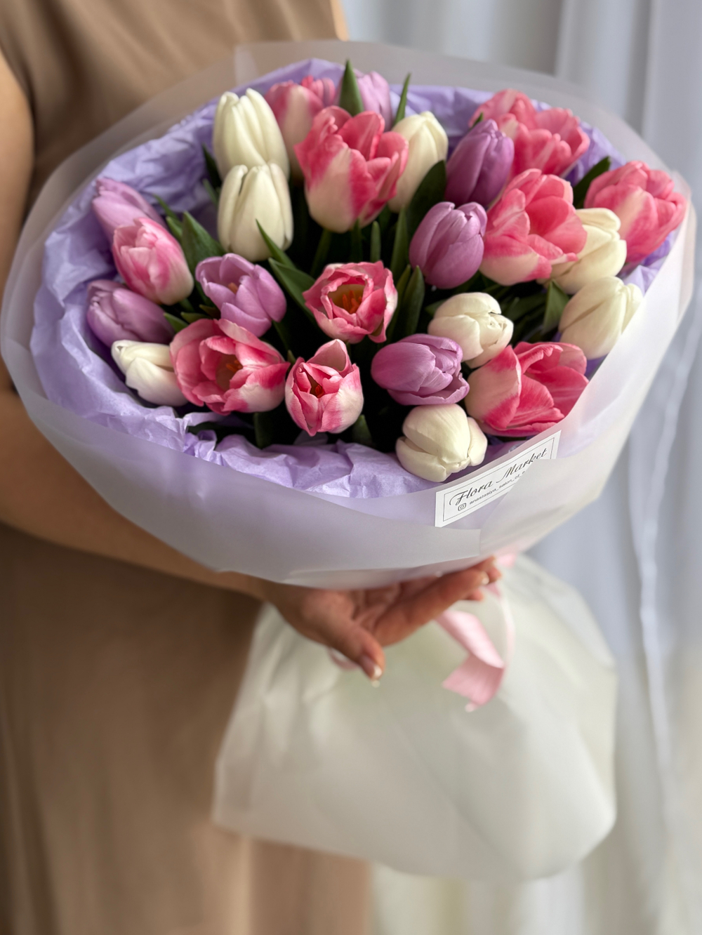 Утонченное сочетание розовых, белых и сиреневых тюльпанов в монобукете от Флора Маркет