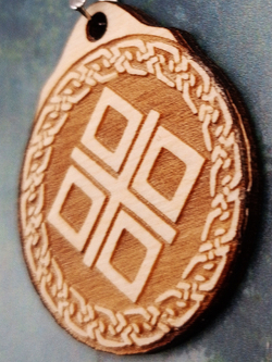 Кулон из дерева Макошь