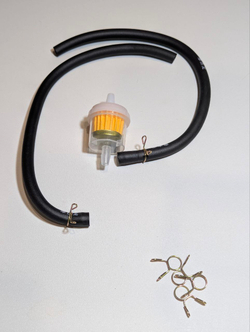 Универсальный топливный фильтр со шлангами и хомутами. Подходит для мопедов, скутеров, питбайков, квадроциклов и садовой техники.