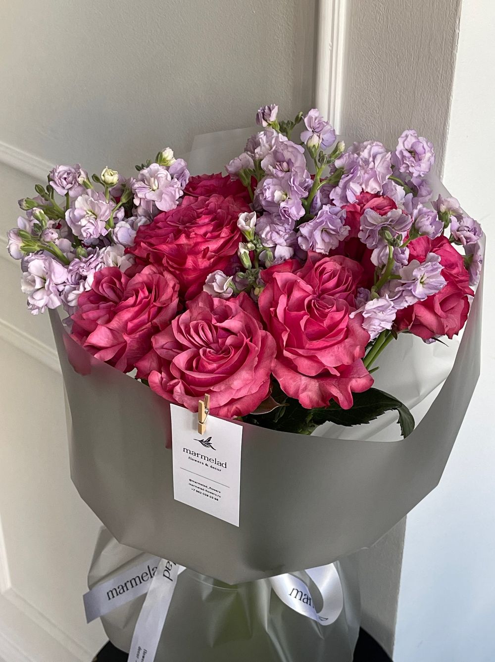 Букет из одноголовой кудрявой розы Кантри и кустовой ароматной маттиолы