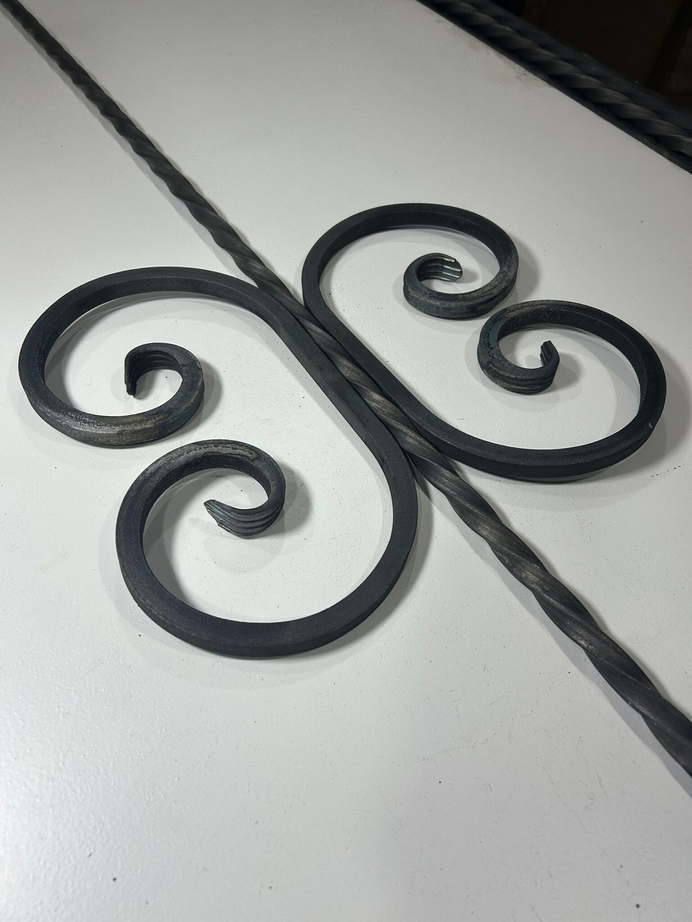 Кованый элемент вензель 150х270мм квадрат полнотелый 12х12мм