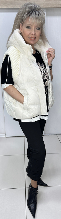 Белый, комбинированный стеганный жилет