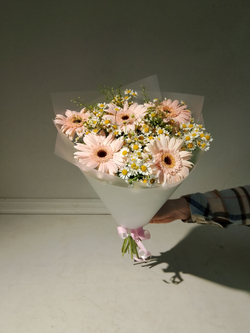 Летний солнечный букет с танацетумом и ароматными пионами Сара Бернард (С0034)