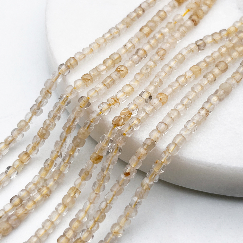 Рутиловый кварц куб бусины, размер около 2,5 мм, цена за отрезок 19 см (1/2 нити)