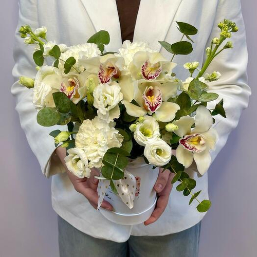 Сборная авторская композиция с Орхидеей Цимбидиум и лизиантусами в шляпной коробке. Цветы в коробке 007 Chalet Green