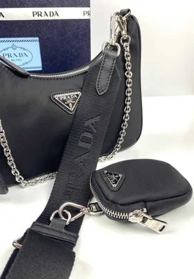 Нейлоновая сумка через плечо Prada Re-edition 2005