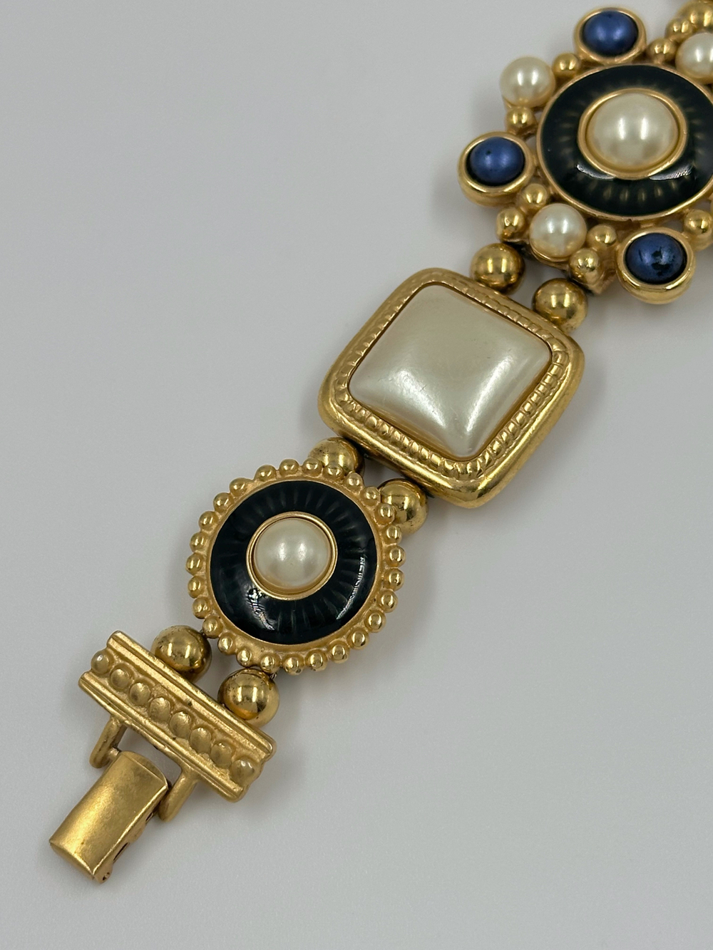 Браслет с эмалью и «жемчугом»