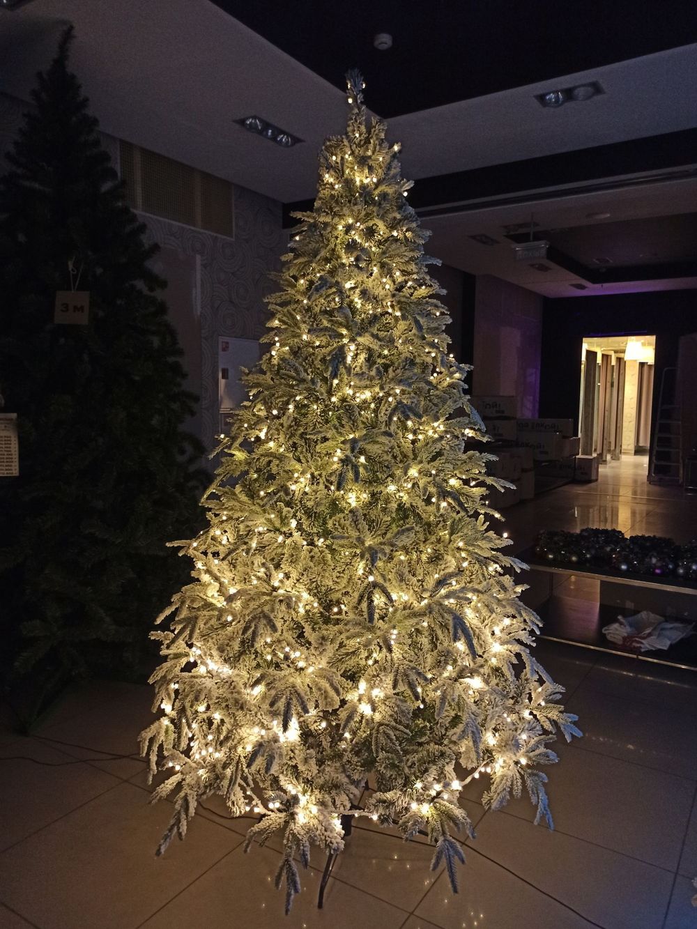 Заснеженная ель с гирляндой «Форесто» теплый свет (Литая+пвх) 150 см / 1,5 м