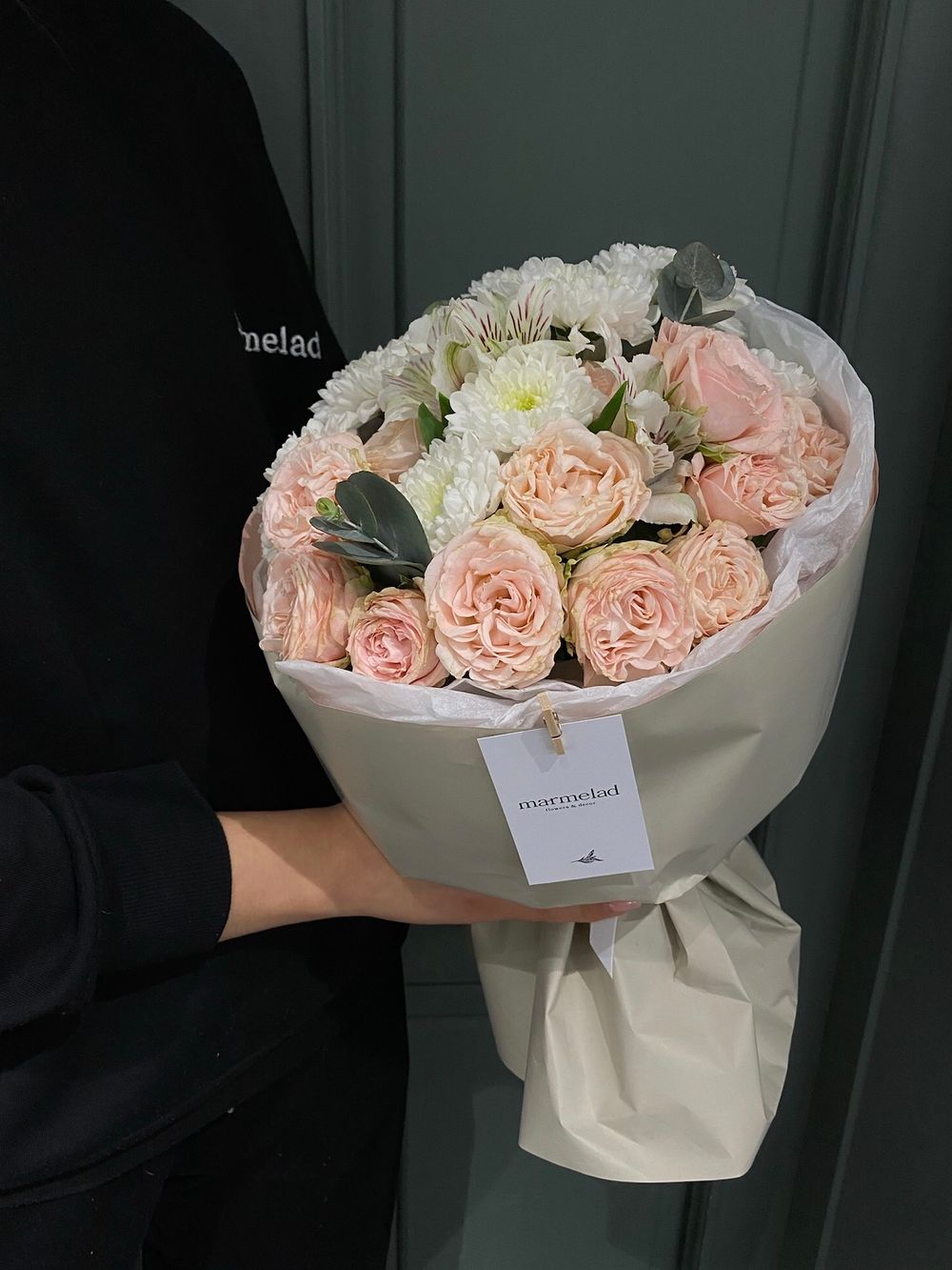 Сборный букет с кустовой пионовидной розой и хризантемой в оформлении