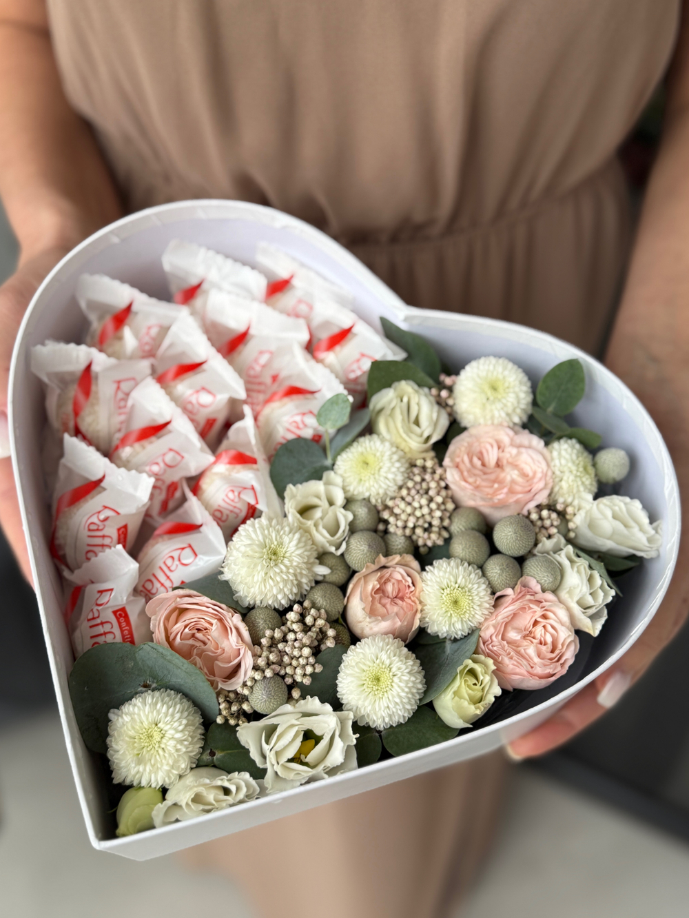 Трепетная композиция из сезонных цветов нежных оттенков и конфет Raffaello от Флора Маркет, размер S