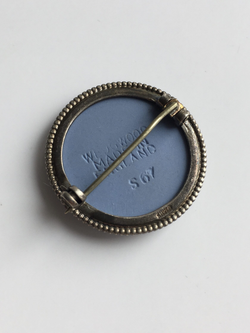Брошь голубая с Путти Wedgwood