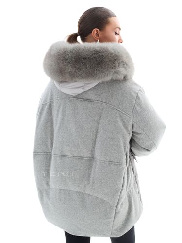 Комбинированный пуховик серого цвета с мехом песца