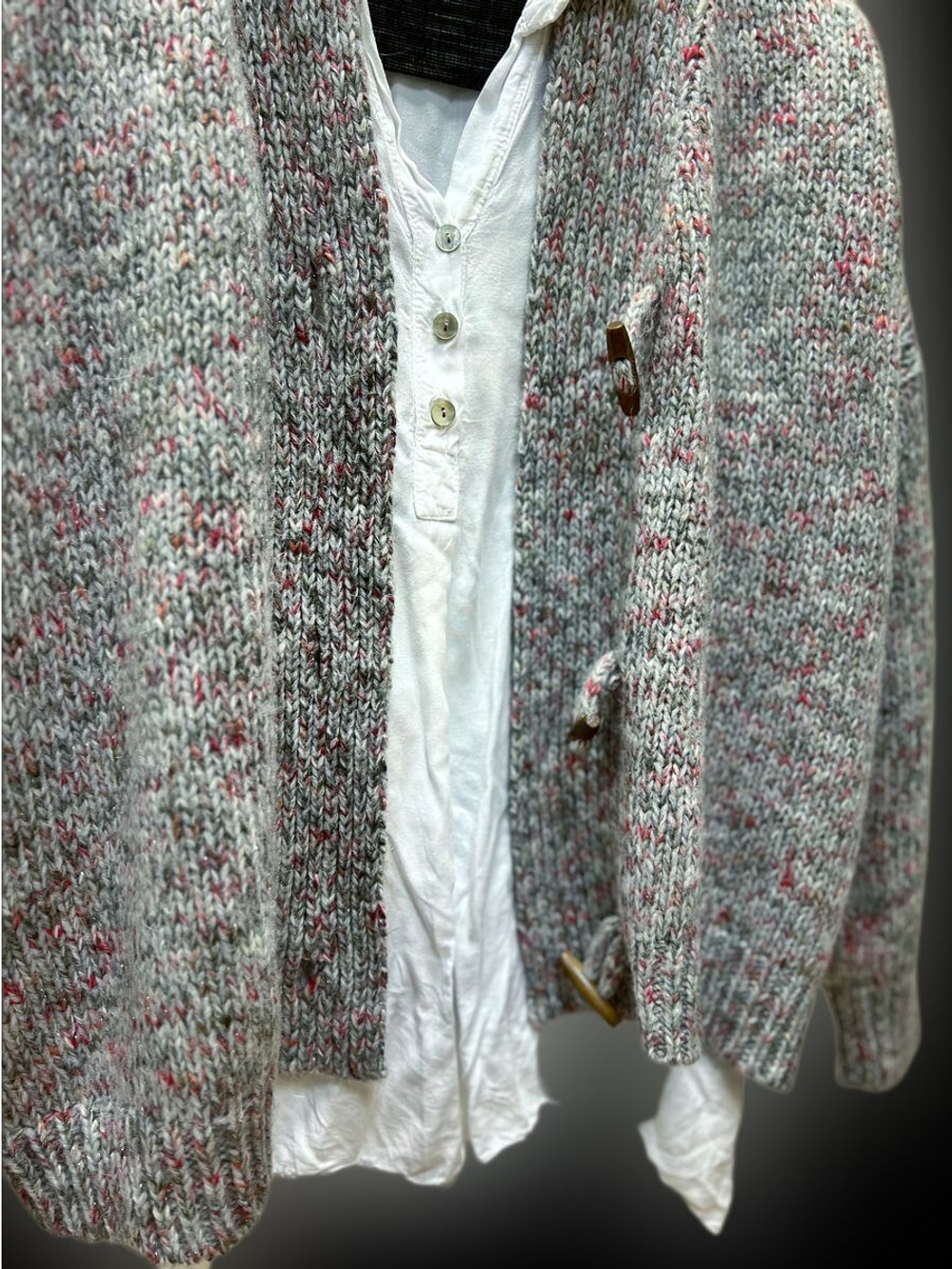 Вязаный кардиган оверсайз с V вырезом Allegro на пуговицах