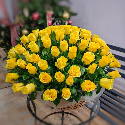 Корзина с 101 желтой розой (Кения 40 см)