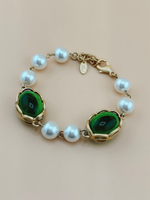 Браслет с большими зелеными камнями