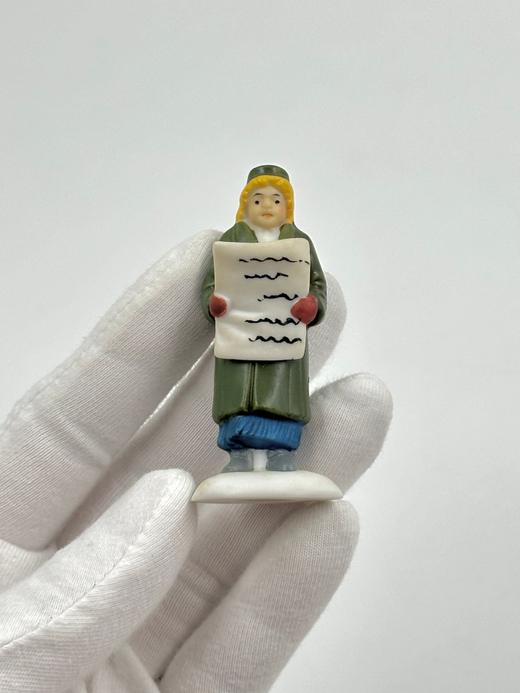 Фигурка Женщина с газетой Department 56