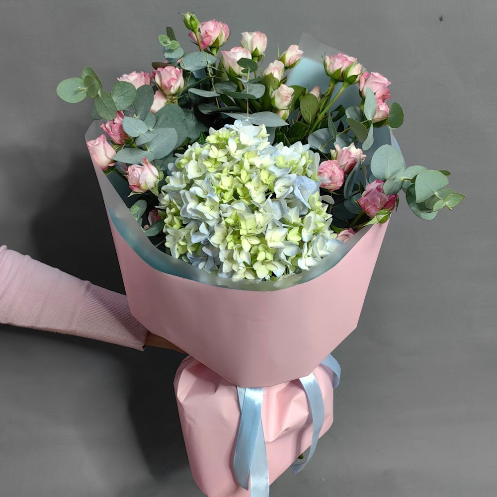 Букет с гортензией и кустовыми розами
