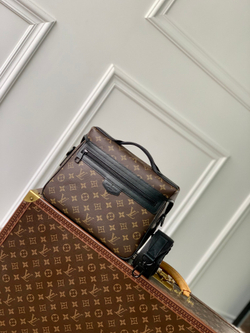 Louis Vuitton Trail Messenger