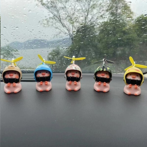 Игрушка на панель СВИНКА в шлеме (P.R.C.)