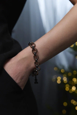 Браслет из графитовых и шоколадных с насечками колечек с черным агатом