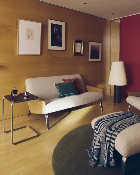 Двухместный диван Amsen, бежевый с подлокотниками из шпона дуба