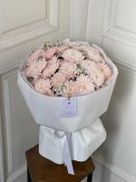 Букет из хризантемы в персиковом оттенке и гипсофилы