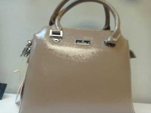 Сумка-тоут из лакированной кожи бежевого цвета