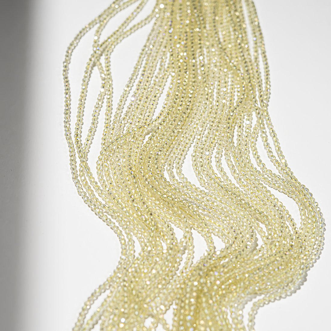 Золотистая шпинель синтетическая с эффектом иризации, 2,2мм, шар, микроогранка