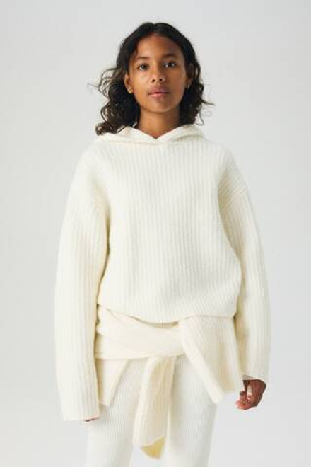 H&M Свитер в рубчик с капюшоном, белый